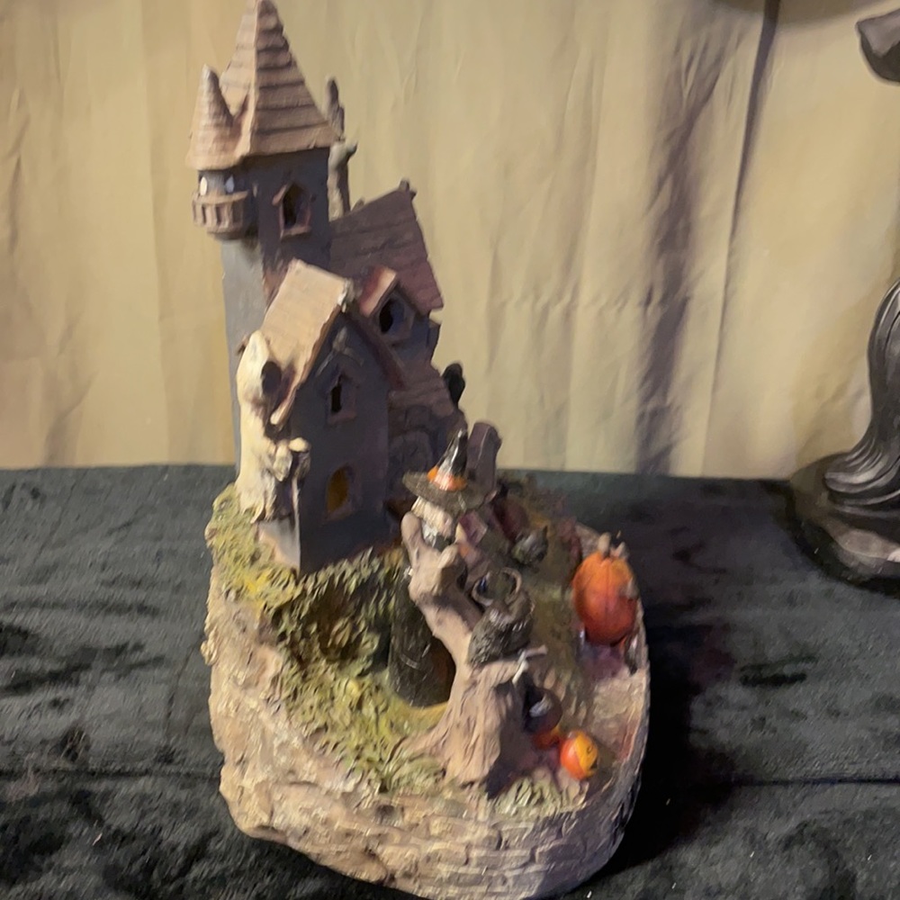 Haunted House Halloween Resin LED Decor - Picture 7 of 7